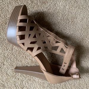 Beige/Cream/Nude high heels.